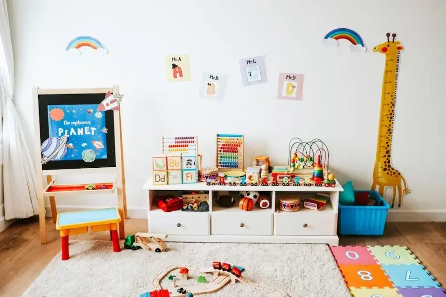Sử dụng các hình ảnh thân thiện với bé để trang trí góc mở mầm non