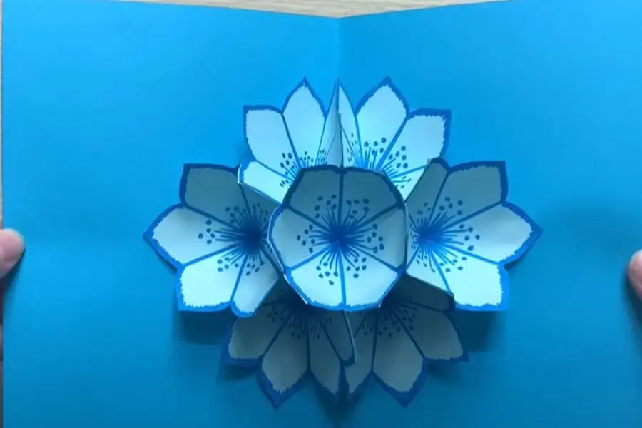 Bông hoa 3d nở với nhiều nhánh trông khá bắt mắt.