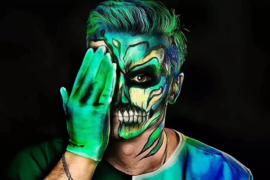 Biến hóa thành quái vật mùa Halloween.