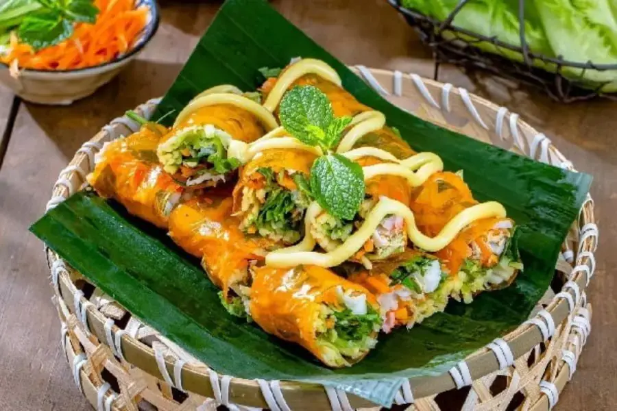 Ăn vặt quận 4 với món bánh tráng cuốn Bà Bắc