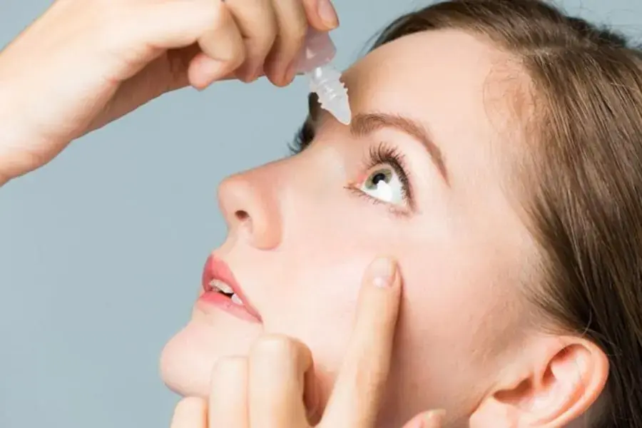 Chữa đau mắt đỏ thông qua các thuốc nhỏ mắt