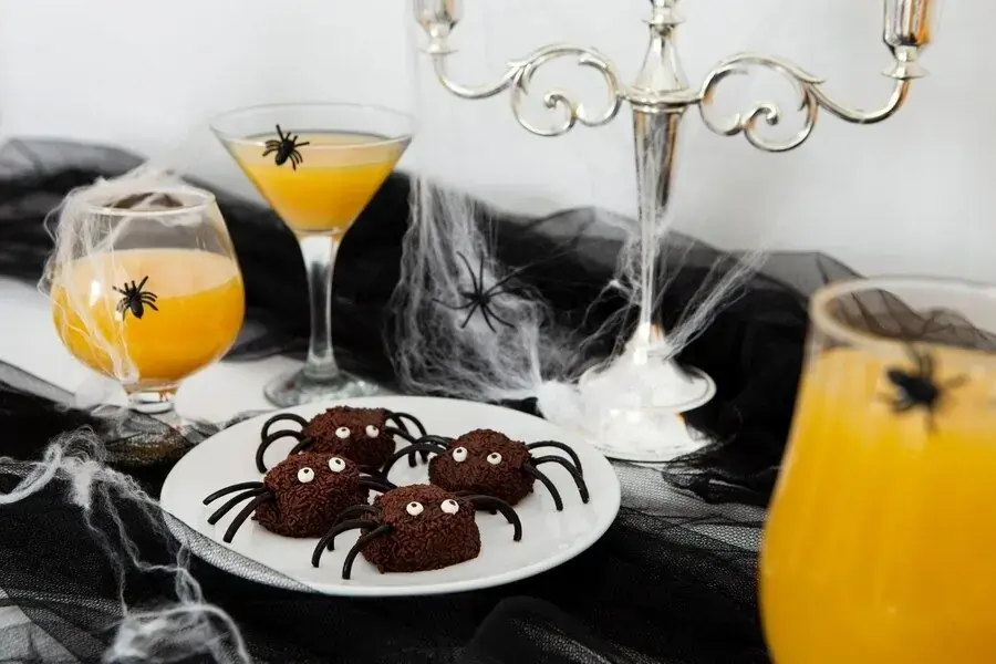 Bánh halloween hình nhện đáng yêu với lớp phủ chocolate.