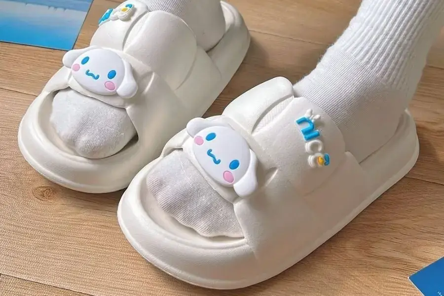 Một đôi dép dễ thương mang trong nhà cũng là lựa chọn nên cân nhắc.