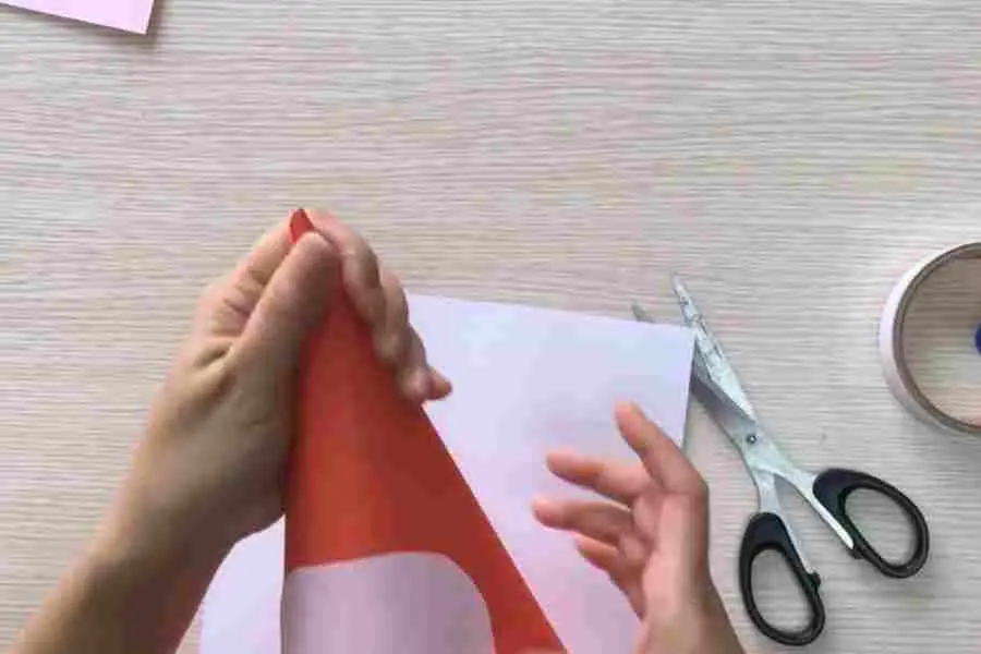 Trang trí cho mũ bằng một số họa tiết.