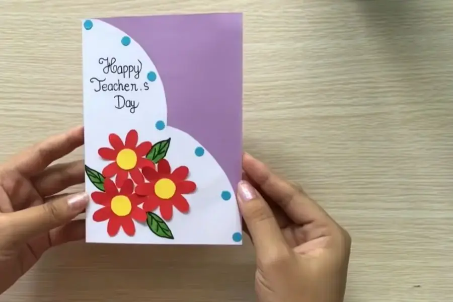 Mẫu thiệp chúc mừng 20 11 nổi bật với hoa đỏ 6 cánh.