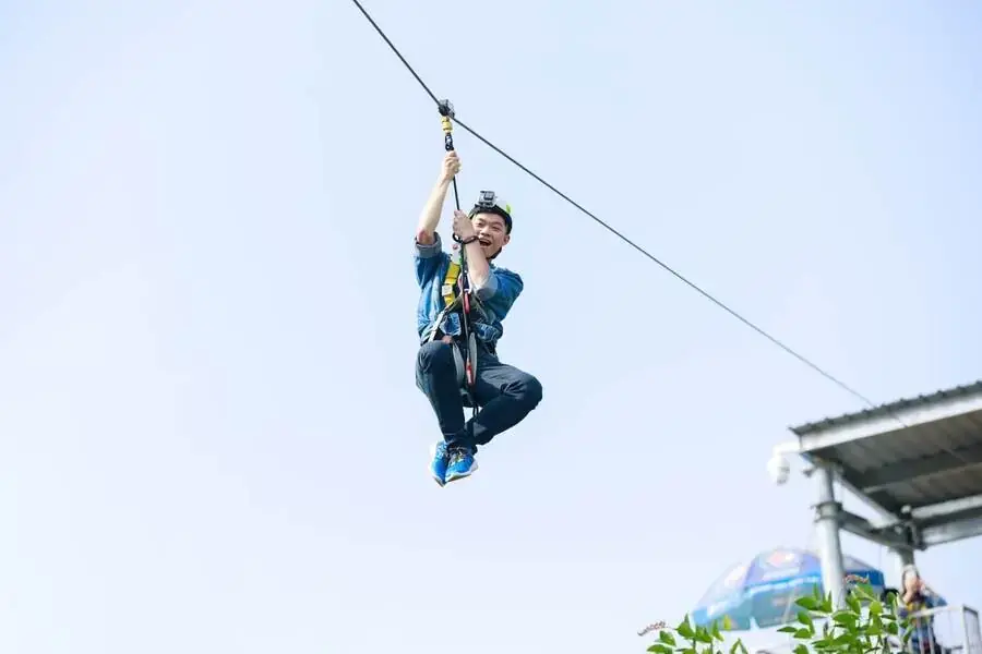 Trải nghiệm trò chơi đu dây trên cao.
