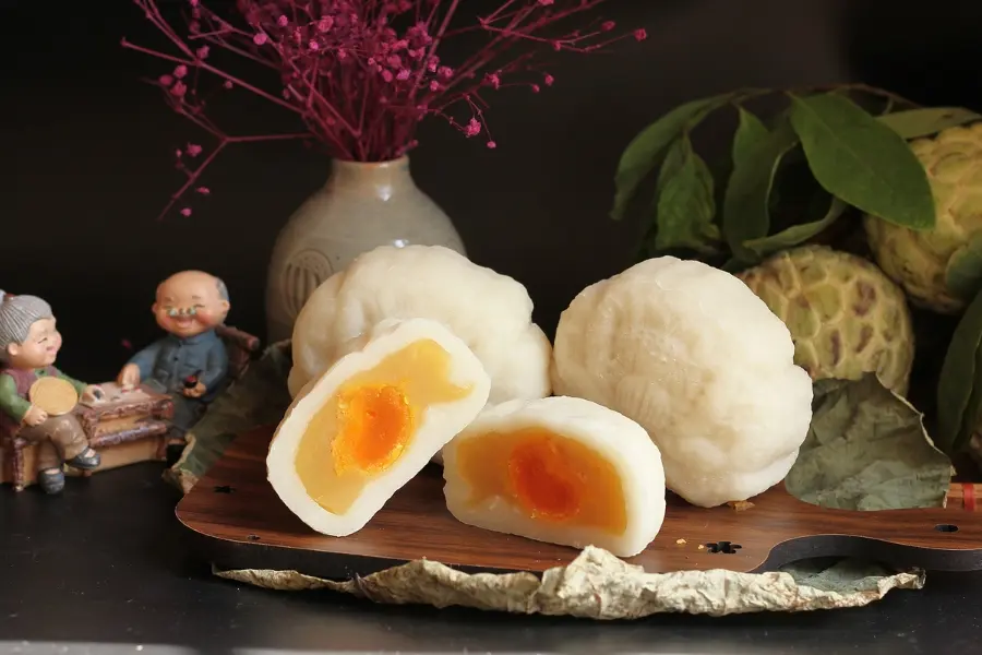 Bánh dẻo mềm, dẻo thơm với phần nhân trứng muối béo bùi đặc trưng.