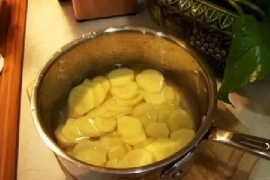 Luộc gừng lần 1.
