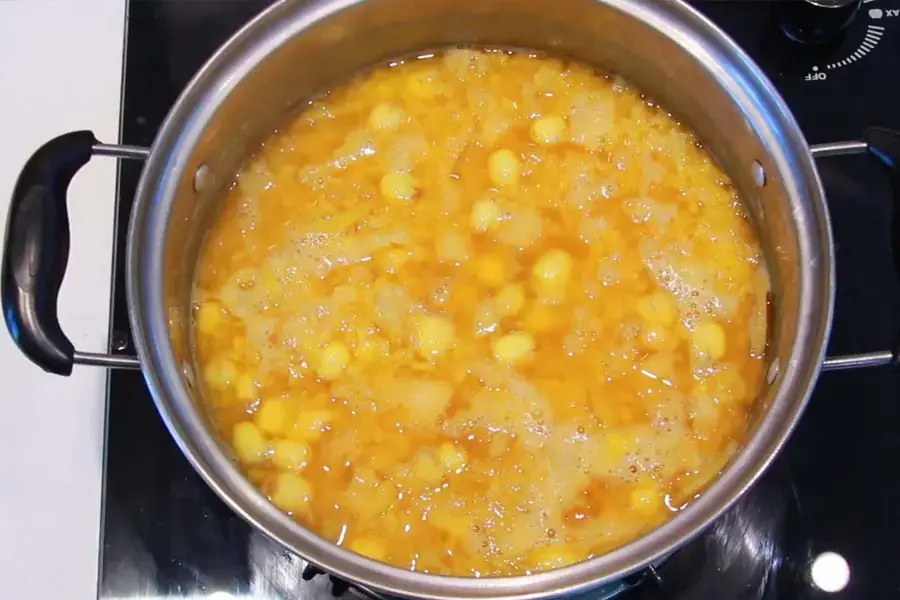 Nấu chè hạt sen nấm tuyết