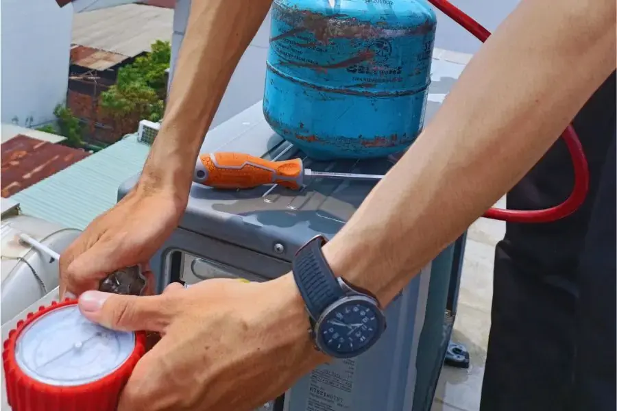 Tiến hành kiểm tra gas nếu bạn thấy điều hòa không làm lạnh.