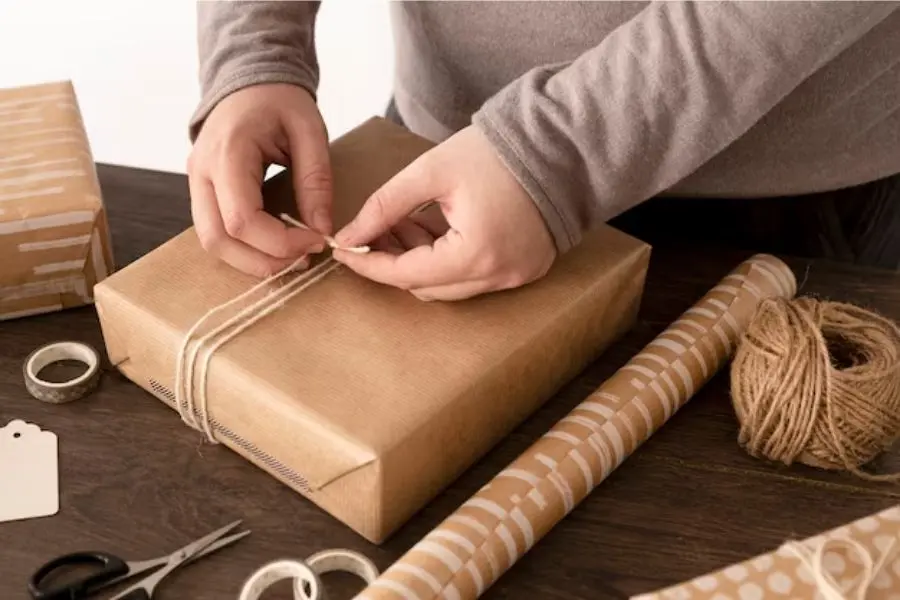 Nên tự tay gói quà tặng vợ để thể hiện tình yêu.