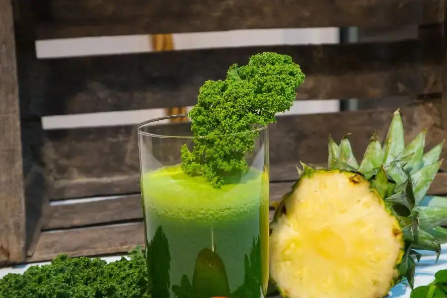 Sinh tố dứa, dưa chuột cải bó xôi hỗ trợ giảm cân, cung cấp nhiều chất chống oxy hóa