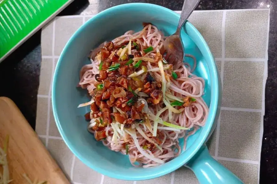 Bún gạo lứt trộn chay là một món ăn đơn giản, dễ thực hiện nhưng vẫn cung cấp đủ năng lượng cho cơ thể.