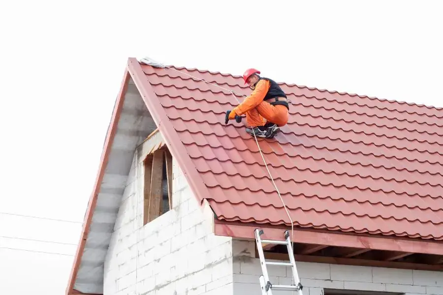 Lưu ý lựa chọn thợ thi công tôn lợp lành nghề, giàu kinh nghiệm