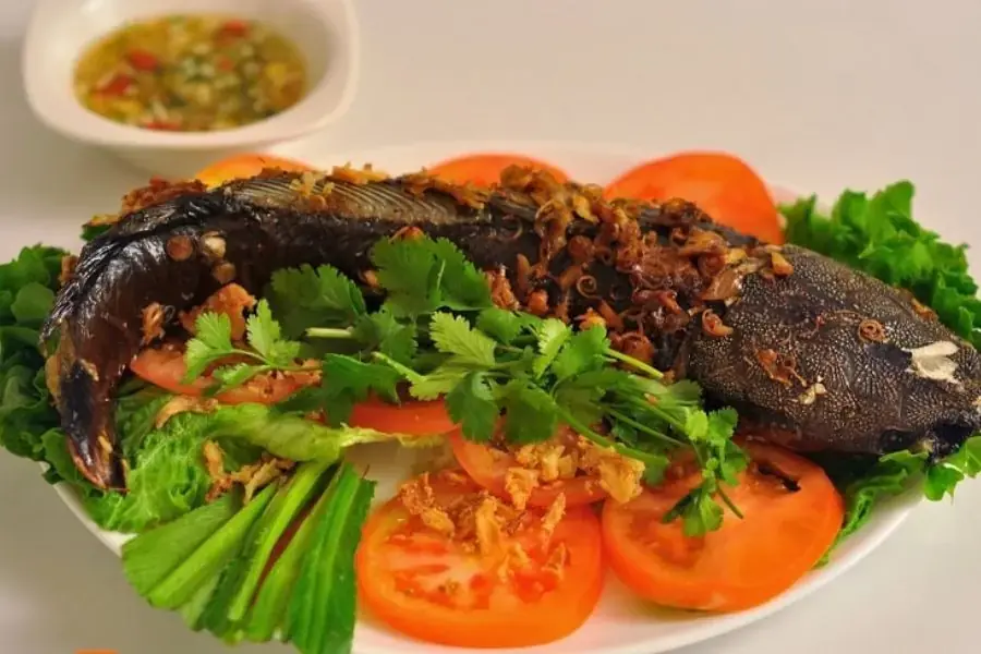 Cá nướng được chấm với muối ớt sẽ càng dậy vị thơm ngon hấp dẫn