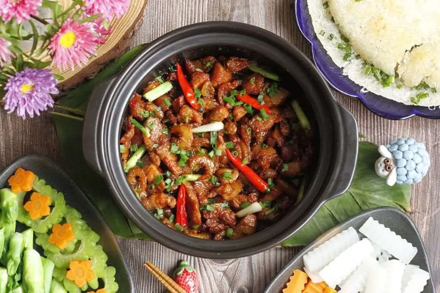 Kho quẹt - món ăn kết hợp hương vị tươi mát của rau củ cùng mằn mặn của thịt, tôm kho vô cùng lôi cuốn.