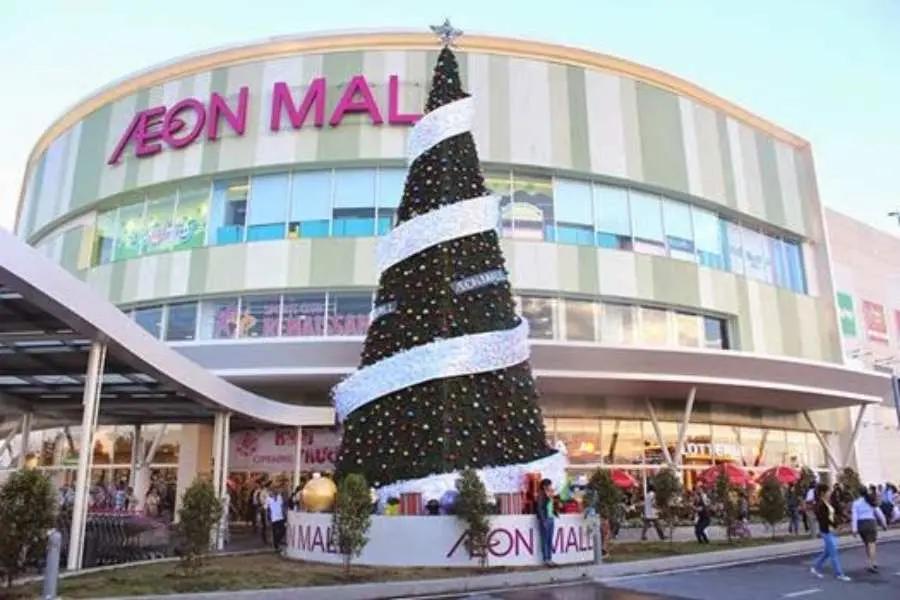 Aeon Mall Bình Dương luôn có tiết mục trình diễn violon đặc biệt của ông già Noel và được trang trí cây thông khổng lồ để du khách “sống ảo”.