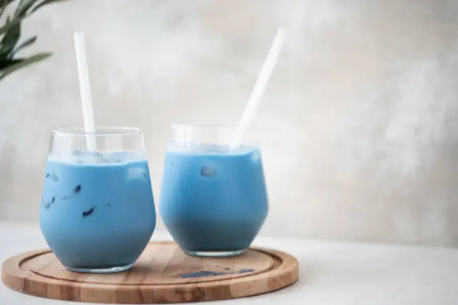 Bạn cũng có thể thay trà bằng hoa đậu biếc cũng ngon và lạ miệng không kém