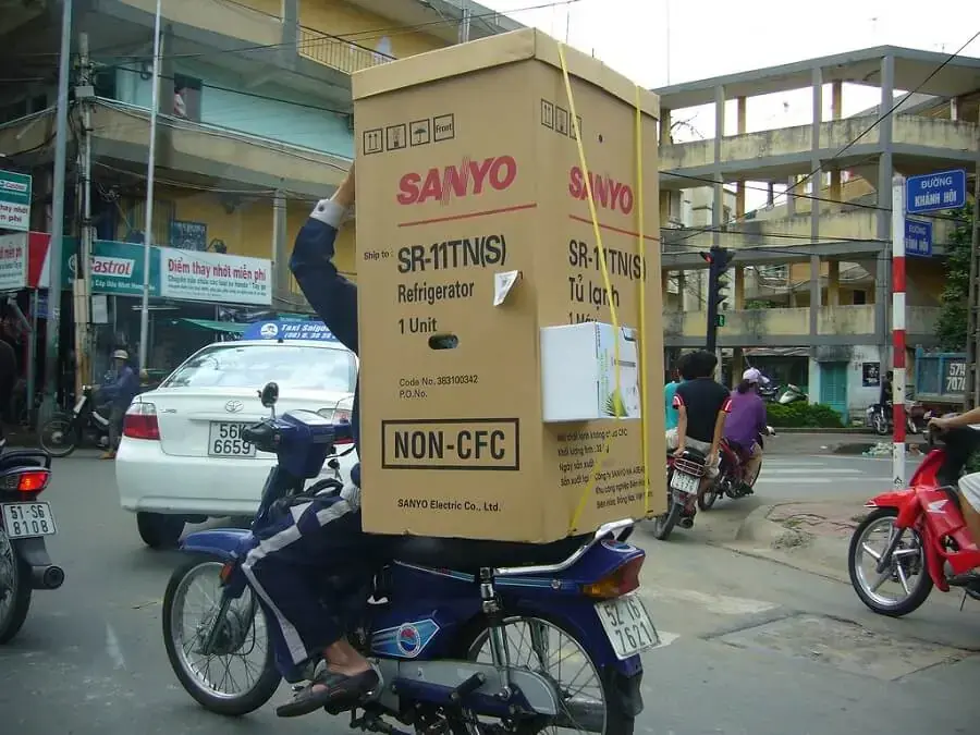 Di chuyển tủ lạnh bằng xe máy quá cồng kềnh bạn nên chọn phương tiện khác để đảm bảo an toàn giao thông (Nguồn: Flickr)