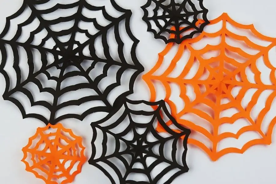 Làm mạng nhện đơn giản với bìa giấy màu để trang trí Halloween.