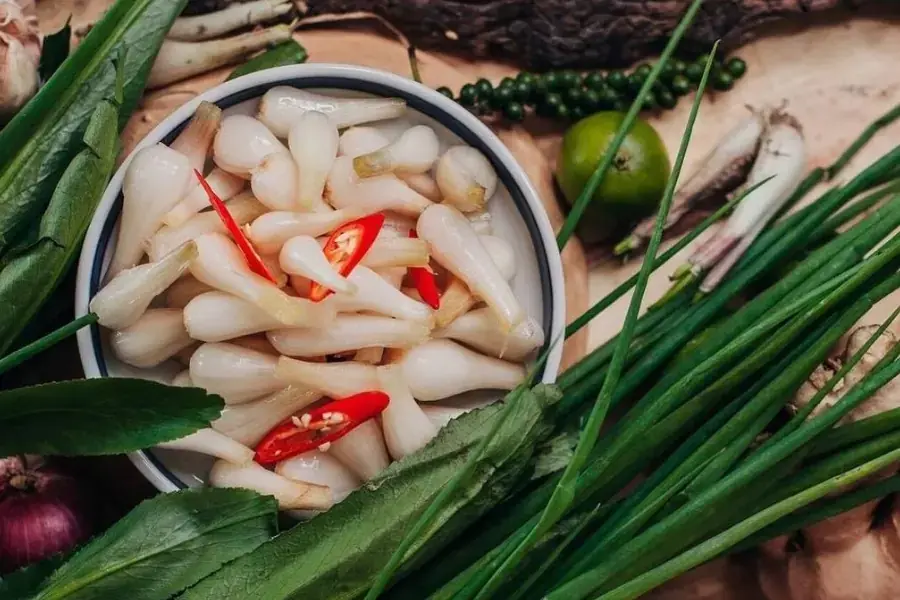 Món dưa hành muối chua.
