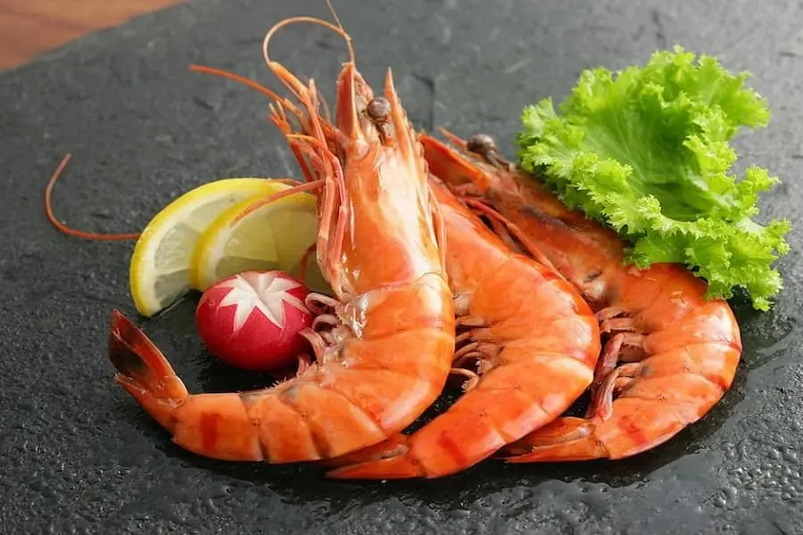 Tôm được chế biến bằng cách hấp hoặc luộc.