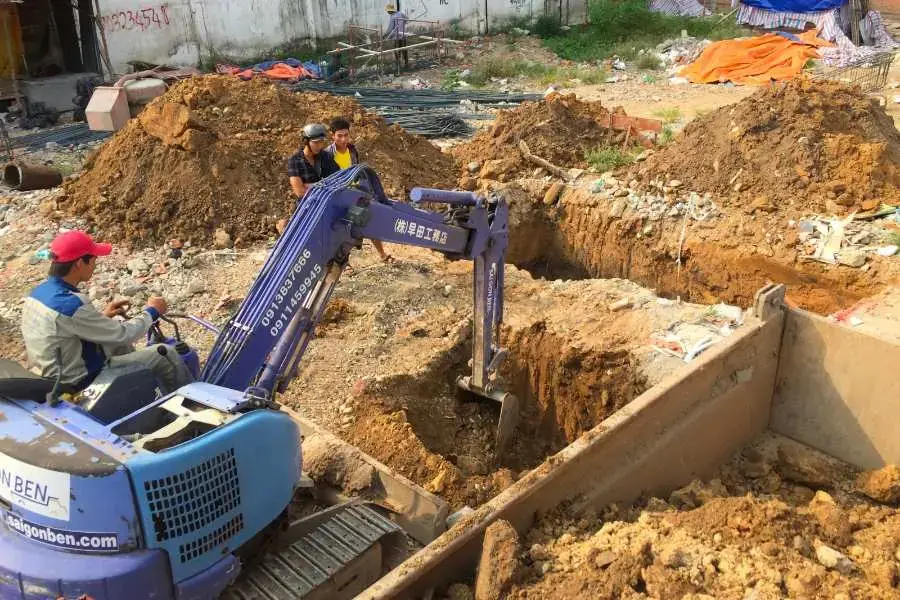 Đào móng chuẩn bị cho việc làm móng