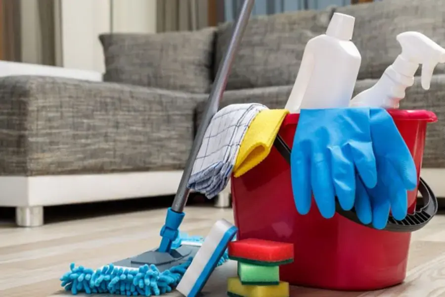 Sử dụng hóa chất, dụng cụ phù hợp với chất liệu ghế sofa.