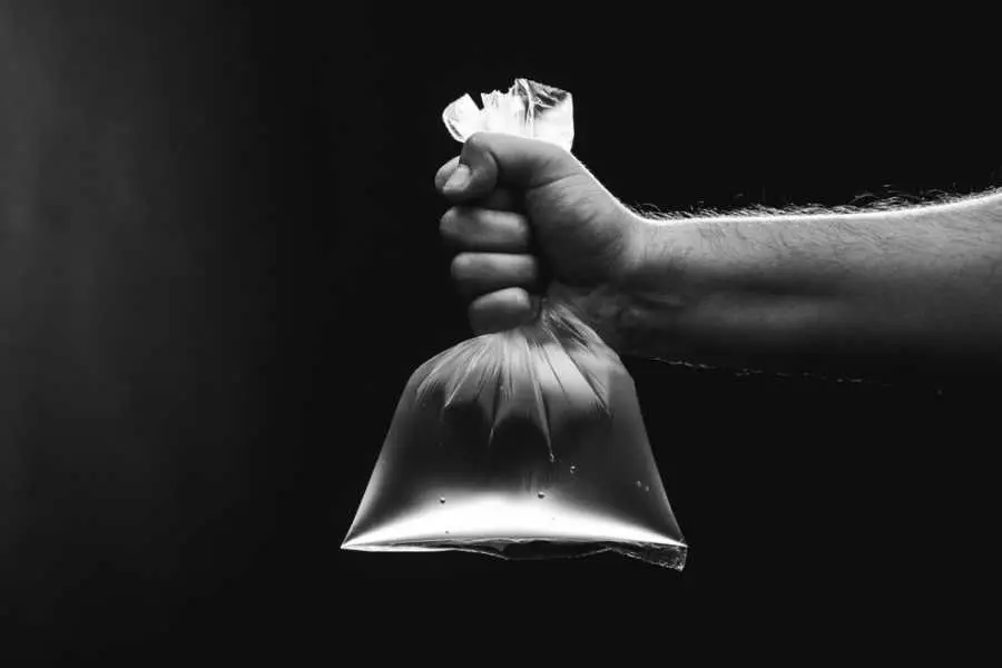 Khử mùi hôi cống bằng túi nilon đựng nước