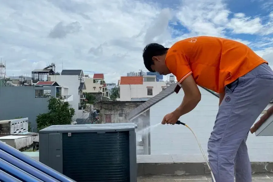 Thực hiện vệ sinh để làm sạch dàn nóng của điều hoà.