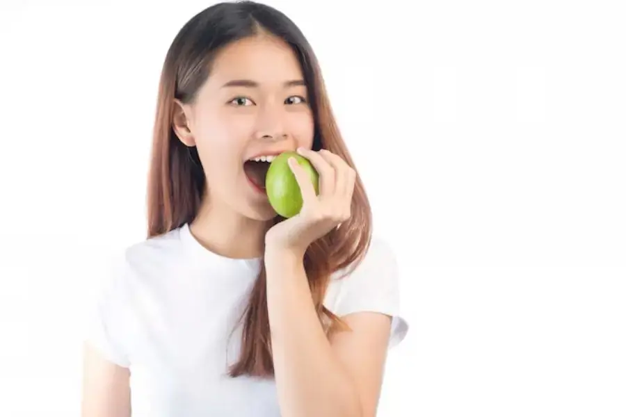 Trong vỏ táo có chứa nhiều dưỡng chất nên bạn đừng gọt bỏ vỏ nhé