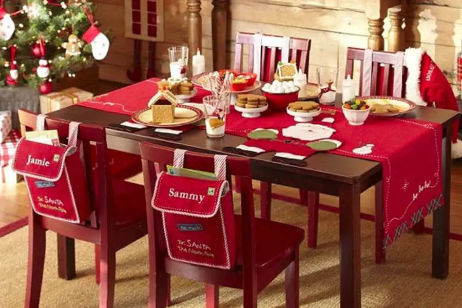 Nếu bàn tiệc của bạn có trẻ em, bạn có thể treo bảng tên hoặc cặp sách có gắn tên.