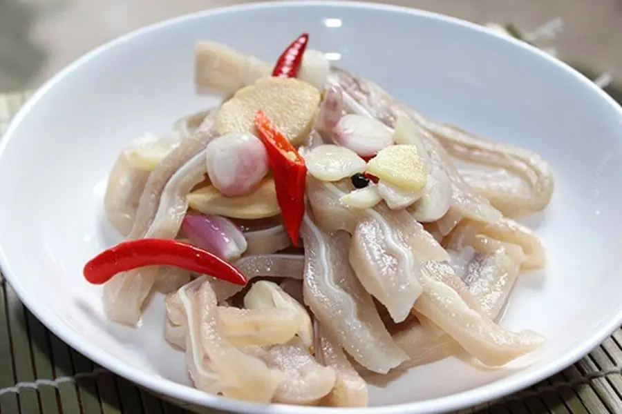 Món ăn chống ngán ngày Tết - tai heo ngâm giấm giòn sần sật, chua ngọt hấp dẫn.