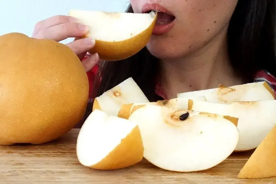 Không nên ăn quá nhiều lê trong một ngày