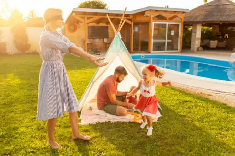 Bịt mắt bắt dê là trò chơi dân gian ngày Tết mang đến tiếng cười rộn rã cho ngày đầu năm.