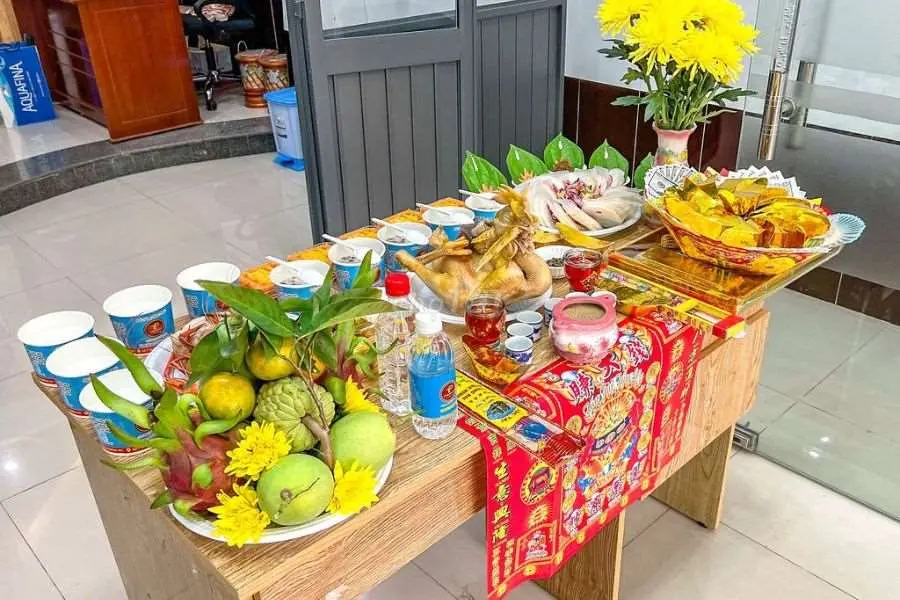 Nên đặt mâm cúng cô hồn trước cửa, cổng nhà hoặc ở bãi đất trống thông thoáng.