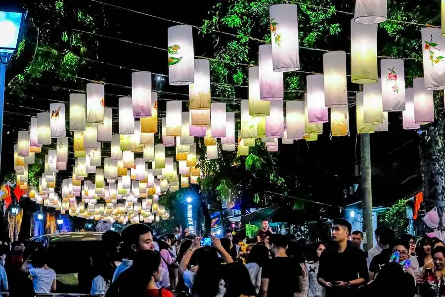 Phố Phùng Hưng được trang trí rất lung linh, rực rỡ để đón chào Halloween.
