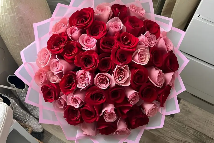 Mẫu bó hoa hồng đỏ phối hoa hồng phấn tượng trưng cho tình cảm ngọt ngào