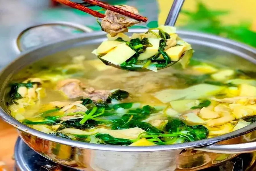 Lẩu gà lá é truyền thống