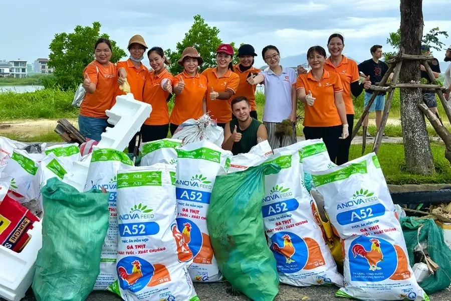 Các chị Ong chung tay cùng nhau dọn rác vì cộng đồng.