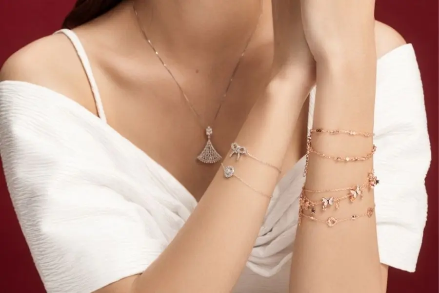 Món đồ trang sức và thời trang mới sẽ làm cho tinh thần phấn khởi hơn.