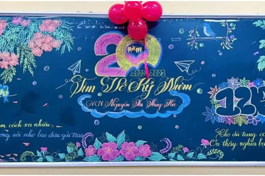 Trao gửi yêu thương qua mẫu trang trí bảng 20/11 bằng bóng bay màu đỏ.