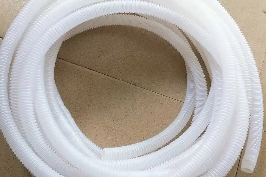 Ống xả nước được nối với mương nước thải hay nhà vệ sinh cũng gây ra mùi hôi cho máy lạnh