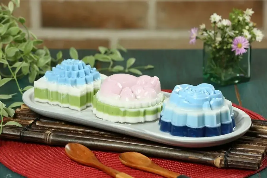Để bánh rau câu nguội bớt trước khi bảo quản trong ngăn mát tủ lạnh.