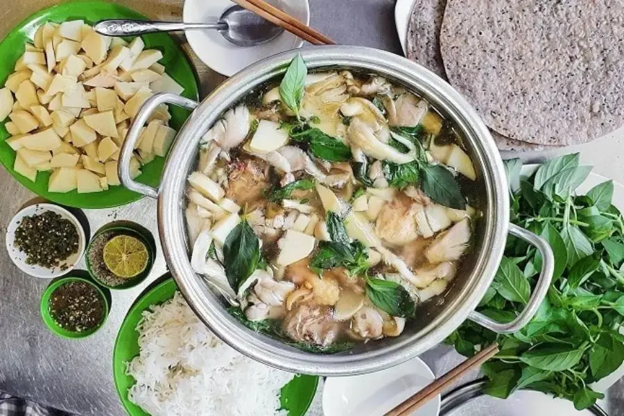 Nồi lẩu gà lá é đặc trưng của người dân Phú Yên