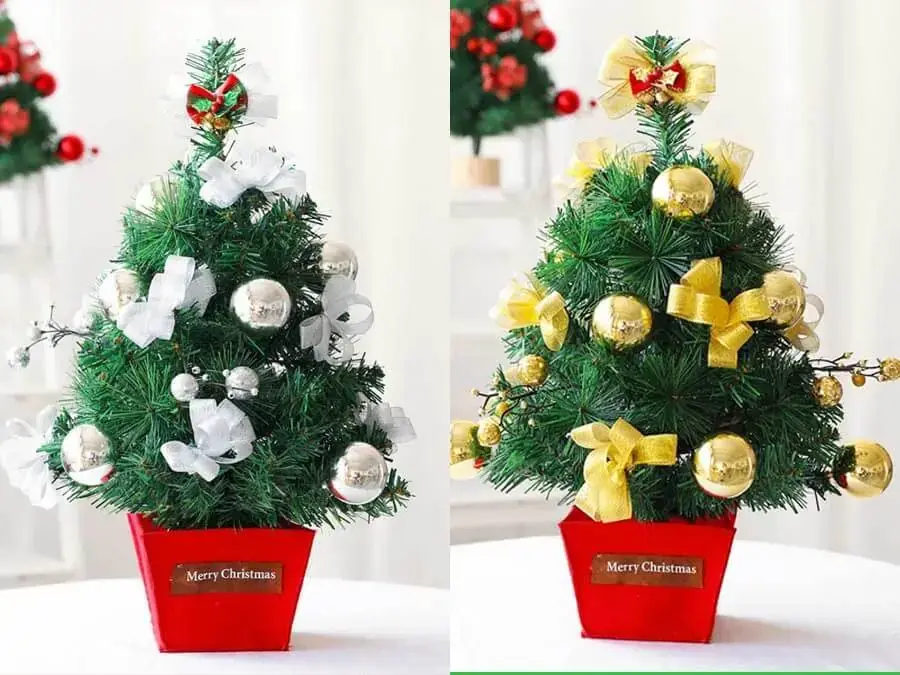 Trang trí cây thông Noel để bàn với quả châu và nơ ruy băng.