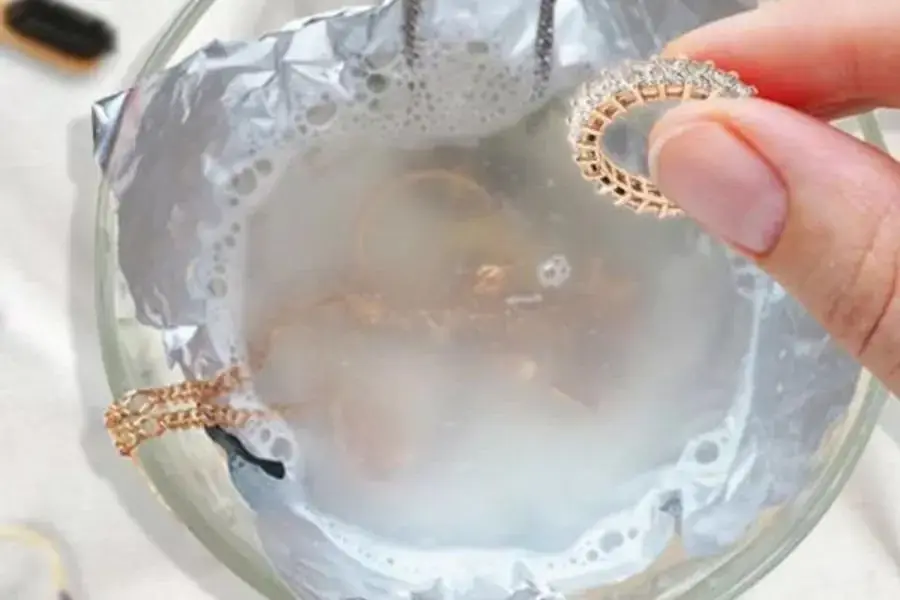 Pha một ít dầu gội với nước ấm có thể tẩy vàng rất hiệu quả