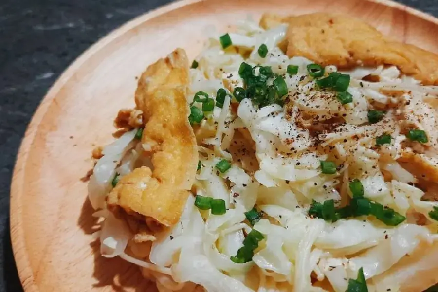 Cơm nát bắp cải trộn đậu phụ chiên giòn có màu sắc bắt mắt