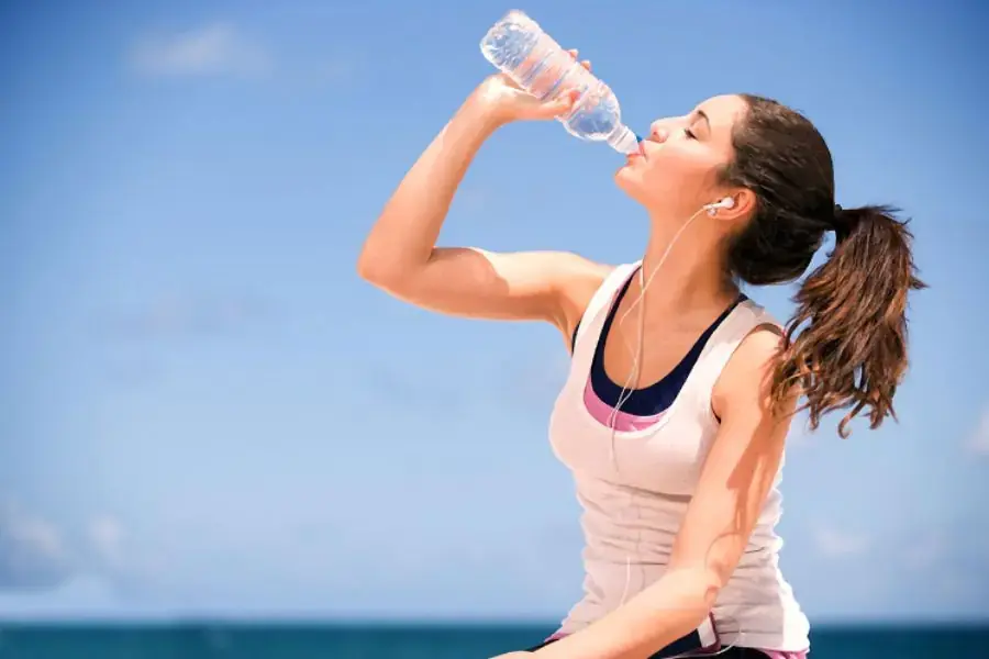  Uống nước giúp giảm lượng calo không mong muốn từ đường.
