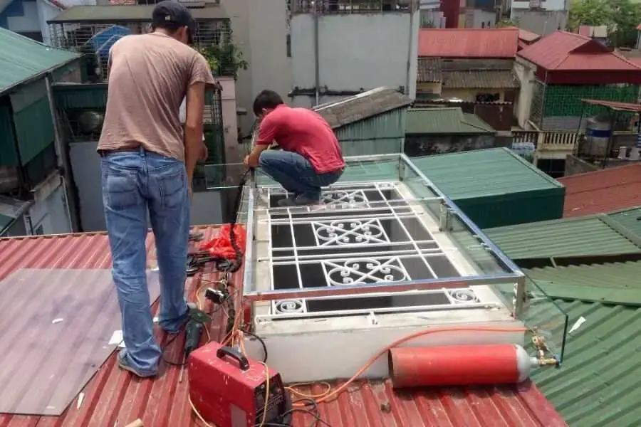 Cần tháo dỡ một phần mái tôn với những công trình thi công đã hoàn thiện.